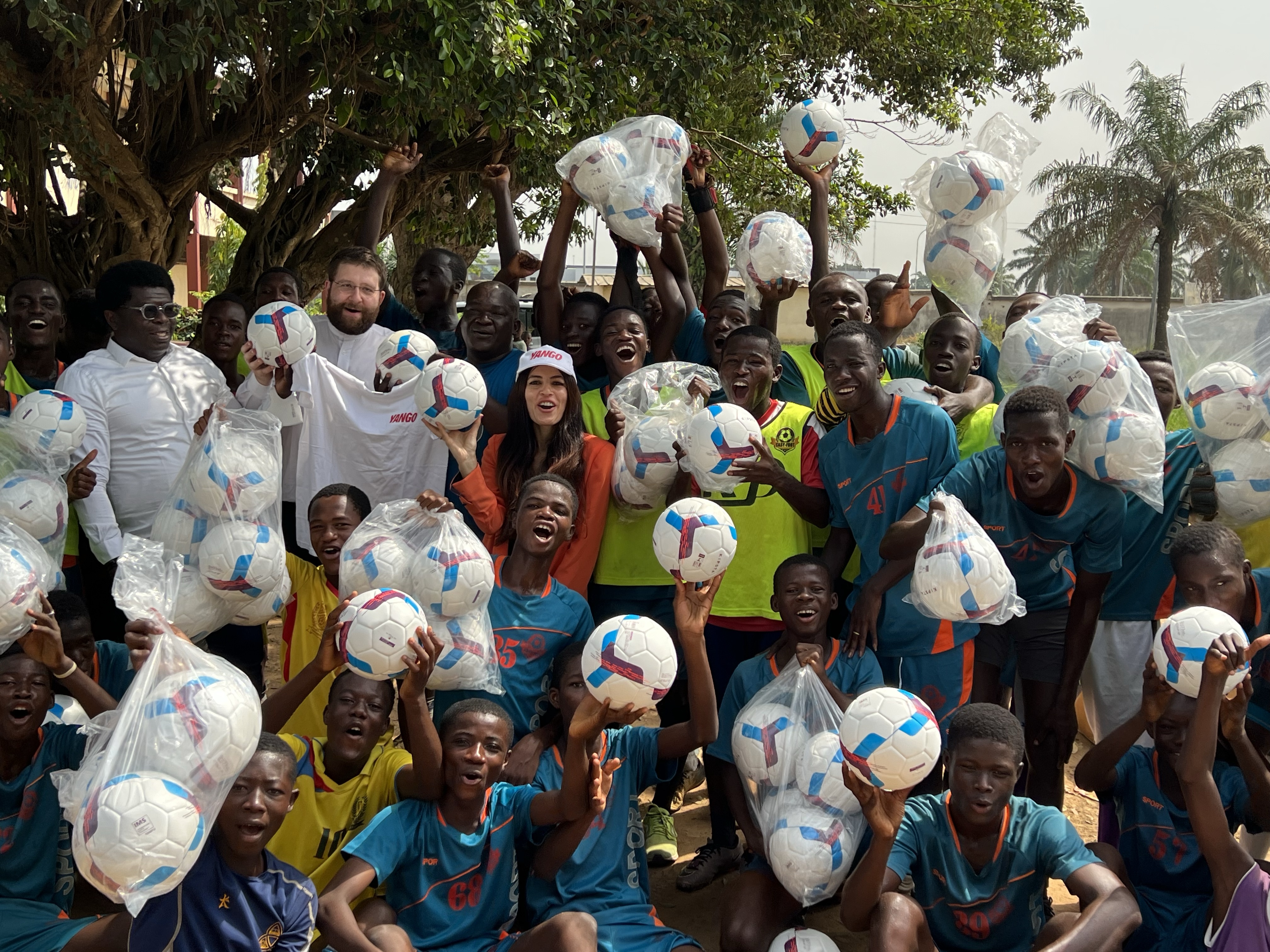 Les pensionnaires du Casy-Foot en joie après le don de Yango