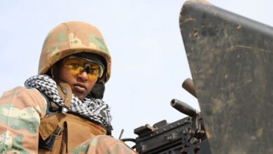 Une soldate de la République démocratique du Congo en patrouille.