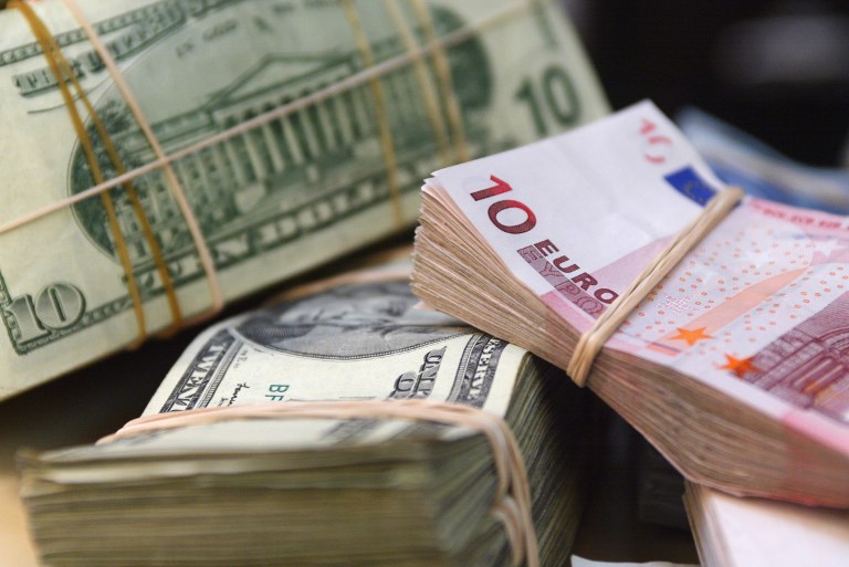 Monnaie-des billets d'euros et de dollars