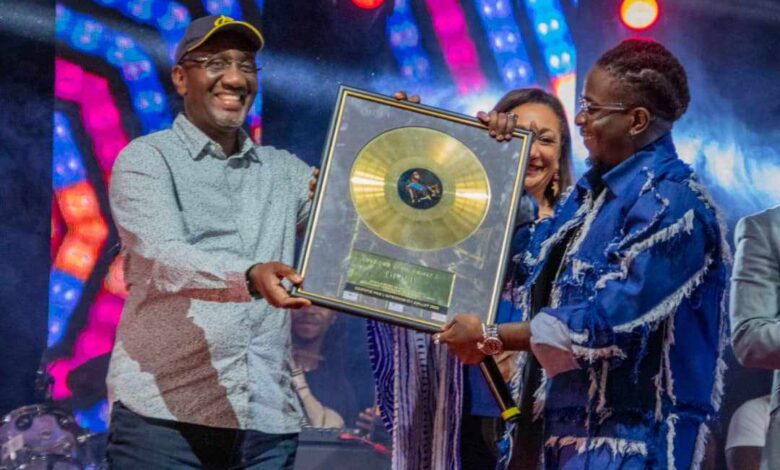 Parc des Expositions d’Abidjan : Didi B reçoit son disque d’or