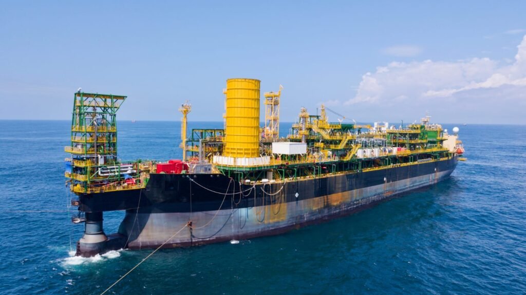 navire-du-groupe-petrolier-italien-eni-pour-la-production-de-petrole-et-de-gaz