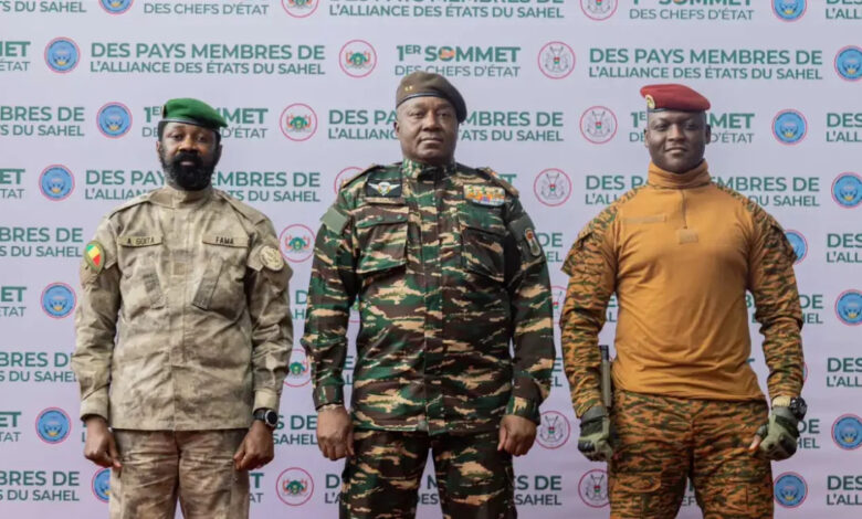 les trois chefs d'État à savoir le président du Burkina Faso, le capitaine Ibrahim Traoré, celui du Mali, Assimi Goïta et le président nigérien, le général Tchani