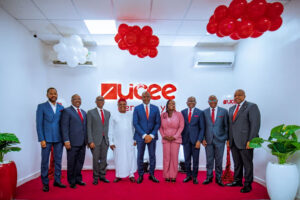 Tony Elumelu, leaders de l'industrie et dignitaires assistent au lancement officiel de la banque de microfinance UCEE