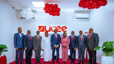 Tony Elumelu, leaders de l'industrie et dignitaires assistent au lancement officiel de la banque de microfinance UCEE