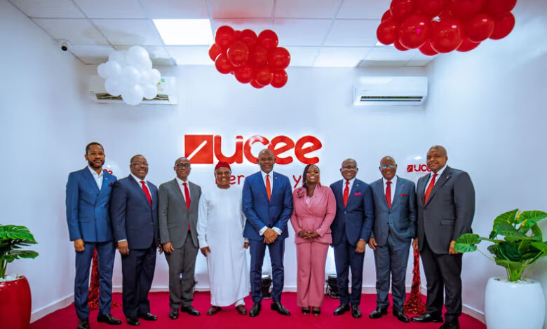 Tony Elumelu, leaders de l'industrie et dignitaires assistent au lancement officiel de la banque de microfinance UCEE