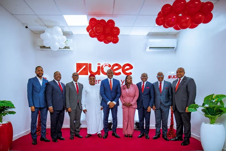 Tony Elumelu, leaders de l'industrie et dignitaires assistent au lancement officiel de la banque de microfinance UCEE