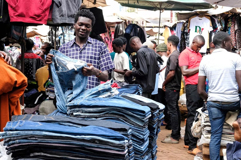 De nombreuses personnes se tournent vers les vêtements d'occasion en raison du coût élevé des vêtements de créateurs.