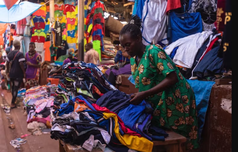 Fripe : Le secteur de l’habillement africain contribue de manière significative à l’économie en créant des emplois