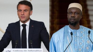 Le président français Emmanuel Macron et le Premier ministre sénégalais Ousmane Sonko