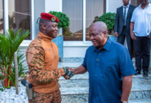 Le chef par intérim du Burkina Faso, le capitaine Ibrahim Traoré et le président ghanéen John Dramani Mahama