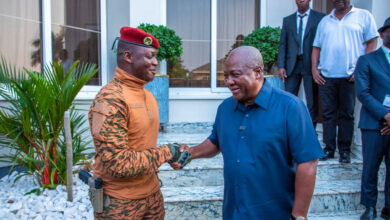 Le chef par intérim du Burkina Faso, le capitaine Ibrahim Traoré et le président ghanéen John Dramani Mahama