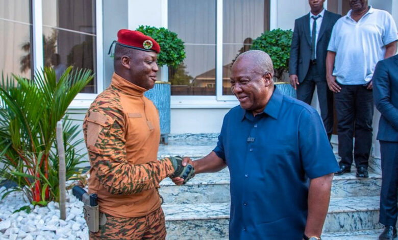 Le chef par intérim du Burkina Faso, le capitaine Ibrahim Traoré et le président ghanéen John Dramani Mahama